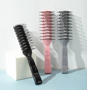 Peigne à Dents Larges Courbé Spécial Homme pour Massage du Cuir Chevelu, Coiffage et Volumisation des Cheveux, et Coiffures Pompadour - Product Image 1