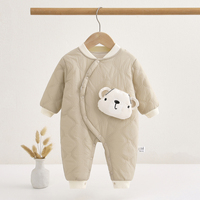 Combinaison matelassée pour bébé avec applique ours en peluche |   Combinaison rembourrée à col côtelé |   Beige et gris sauge hiver