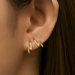 CANNER Venta al por mayor Pendientes de aro tipo huggie de plata de ley 925, de moda, sencillos, con circonita de una sola fila y diseño de onda cruzada de doble cara - Product Image 5