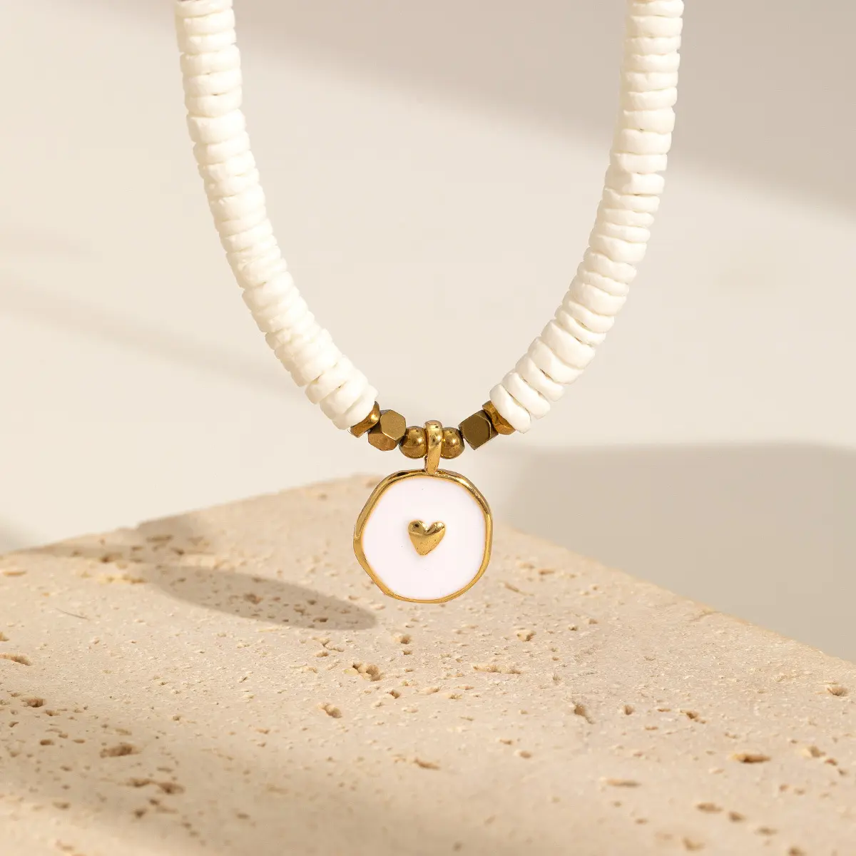18K Gold Plated Stainless Steel Circular Inlaid Natural White Shell Heart Pendant Necklace Jewelry for Women
