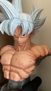 Sculpture réaliste de Super Saiyan <span class=keywords><strong>Goku</strong></span>, taille réelle, finition en résine haute brillance, article emblématique de DBZ pour centre de table de salle de jeux - Product Image 2