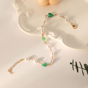 Vente en gros de bracelets de cheville tendance 2023 Summer Beach Design Green Stone Pearl Gold Chain Bracelets de cheville pour femmes - Product Image 3