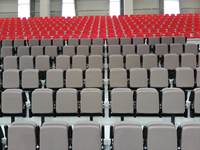 Fauteuils de théâtre rembourrés en mousse écologique, confortables et durables, de la marque CETA, fabriqués en Italie, certifiés sécurité incendie, avec siège relevable.