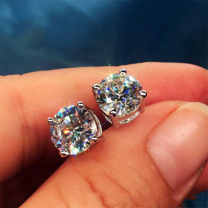 Orecchini a Perno con Cristalli Intarsiati in Tono Oro Intrecciato per Donne, Accessori Semplici per Uso Quotidiano - Product Image 5