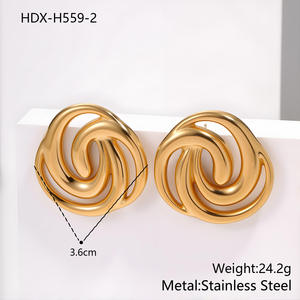 Pendientes de tuerca de declaración de remolino dorado Estilo geométrico en espiral Perfecto para looks de moda - Product Image 5