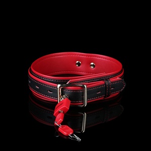 Collar BDSM de Cuero Ajustable Rojo y Negro con Pequeño Candado, Accesorio de Bondage Fetiche, Productos para Adultos para Juegos de Rol - Product Image 4