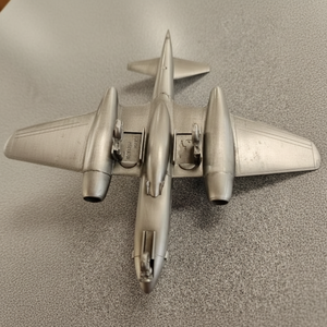 Sculptures d'avions en métal les plus vendues symbolisent l'ambition, les voyages et la poursuite de nouveaux horizons, sculpture métallique fantastique - Product Image 1