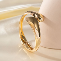 Bracelet manchette minimaliste en forme de goutte d'eau, plaqué or poli, style moderne, idéal pour un cadeau