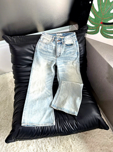 بنطلون جينز رجالي بقصة واسعة من الأسفل (Boot Cut) بخصر عالٍ، مناسب للصيف، بتصميم كاجوال، مع تأثيرات تآكل خفيفة وقماش أصلي متدرج اللون. - Product Image 3