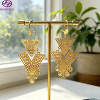 HONGYUE Nouveaux Boucles d'Oreilles Pendante à Double Couche, Design Triangle Creux Filigrané, Style Ethnique Bohème avec Pompons, pour Femme, Idéales pour Fêtes et Vacances