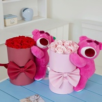 Bouquet d'ours fraise, bouquet de roses éternelles en peluche, seau à câlins, cadeau d'anniversaire et de remise de diplôme pour petite amie, Saint-Valentin artificiel