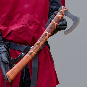 Hacha de Batalla Nórdica Forjada a Mano con Grabado Futhark, Hacha Medieval Tipo Tomahawk para Campismo y Supervivencia al Aire Libre con Envoltura de Cuero Tachonado - Product Image 1
