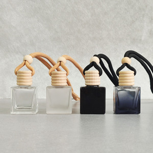 Flacon carré plat en verre transparent de 10 ml avec couvercle en bois et cordon en coton, rechargeable, pour échantillons d'huiles essentielles, parfums et aromathérapie - Product Image 1