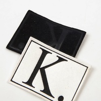 Logo de marque personnalisé pour vêtements, étiquette en cuir suédé doux en relief pour vêtements, vente en gros