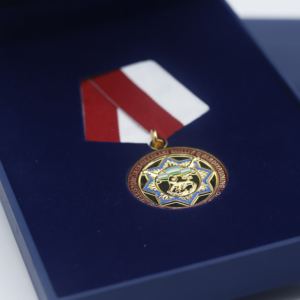 Medallas y cintas de premios de seguridad de lujo personalizadas Medallones de brazo de oro de metal Insignias con cajas - Product Image 4