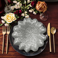 Vente en gros de plateaux de présentation en plastique écologique Golden Lotus Leaf de 13 pouces élégants plats de table de fête de mariage à coins fermés