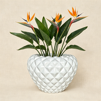 Pot de fleurs matelassé blanc brillant effet diamant avec bord festonné pour une décoration moderne