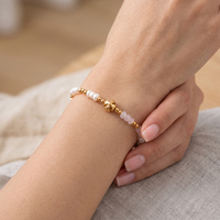 Bracelet empilable en perles d'eau douce et perles de verre mélangées, avec perle focale sculptée en or (étoile, croix, fleur), multicolore, pour femmes