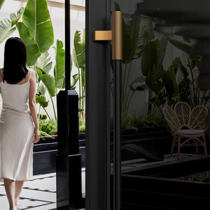 Poignée de porte texturée en laiton martelé, finition cuivre antique, quincaillerie robuste pour entrée principale de restaurant commercial en verre ou bois - Product Image 4