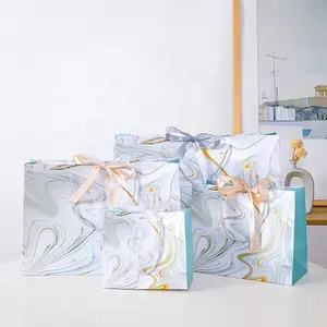 Изготовленный на заказ логотип роскошный бутик одежды Ювелирные изделия мини небольшой подарок бумажный пакет с лентой галстук-бабочкой
