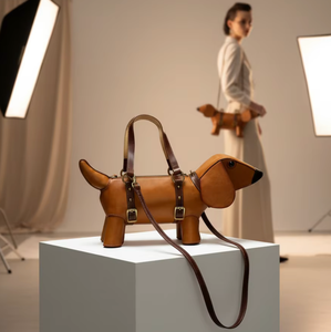 Hakiki İnek Derisi Dachshund Çantası - El Yapımı Köpek Şeklinde Tote ve Çapraz Askılı Çanta, Fermuarlı Kapatma, Moda El Sanatı ve Benzersiz Çanta - Product Image 1