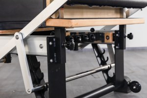 Machine de Pilates Reformer <span class=keywords><strong>V2M</strong></span> de qualité supérieure pour studio commercial, avec ressorts importés, en aluminium blanc - Product Image 3