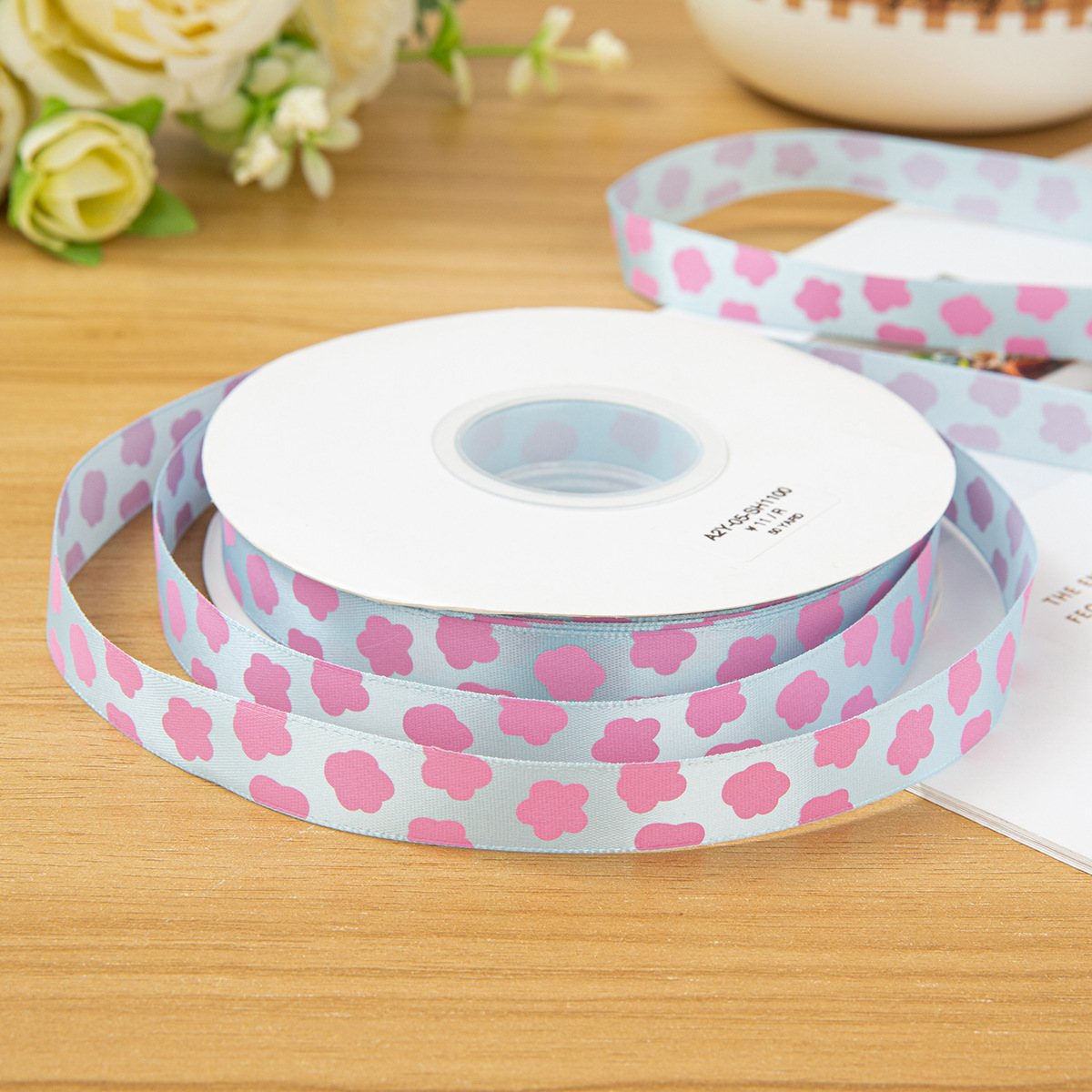 Bleu clair avec motif floral rose