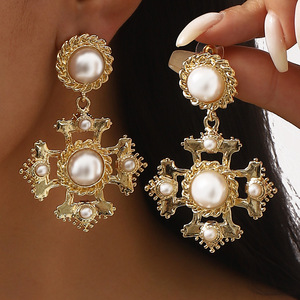 Boucles d'oreilles rétro en perles croisées Boucles d'oreilles légères de style palais de luxe - Product Image 1