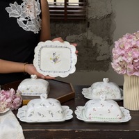 Plat à beurre en céramique de style français, motif floral vintage peint à la main, avec couvercle, 19,5x16,6x1,8cm ; Plateau à fromage pour le thé de l'après-midi