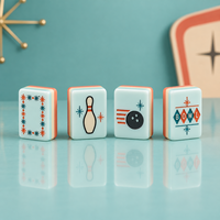 Jeu de société Mahjong personnalisé pour 4 joueurs, fabriqué par une usine certifiée BSCI, avec tuiles de jeu Palm Springs en couleurs Soft Coral, Blush, Mint et Aqua.