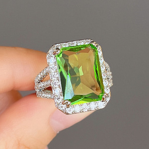 Anello geometrico F1633 da donna con pietra verde e accenti di diamanti, placcato oro 18 carati. - Product Image 1