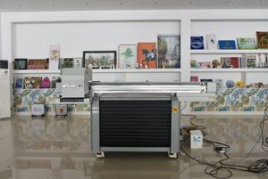 Challenger A1A2A3 Tamaño de impresión Taza Cilindro Tarjeta Botella acrílica Caja del teléfono Impresión Mini UV Cama plana Impresora UV de inyección de tinta - Product Image 5