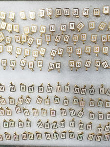 Collar con Letra del Alfabeto en Forma de Concha Rectangular |   Colgante de Iniciales A-Z con Madreperla, Chapado en Oro de 18K sobre Acero Inoxidable - Product Image 4