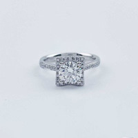 Anello di Fidanzamento alla Moda con Taglio Princess, Gambo Dritto a 4 Griffe, Grande Impatto Estetico, in Platino Pt950, con Diamante Coltivato in Laboratorio, per Donna