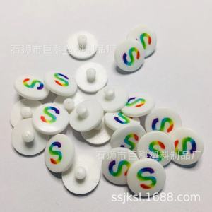 กระดุมพลาสติกแบบกลมสีขาวพิมพ์ลายตัวอักษร S สีรุ้ง สำหรับทำเครื่องหมายขนาดเสื้อผ้า - Product Image 1