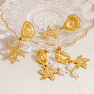 Boucles d'oreilles clous en perles avec pendentif étoile de mer en acier inoxydable plaqué or 18 carats, bijoux de fête - Product Image 1