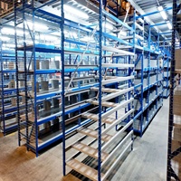Plateforme de mezzanine industrielle à forte charge (300-2000 kg/m²) – Système de rayonnage robuste avec escalier pour la picking manuel