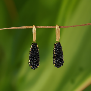 Boucles d'oreilles pendantes tendance en acier inoxydable 316L plaqué or PVD, design durable et résistant avec perles noires - Product Image 3