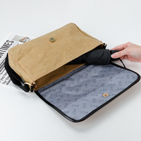 Sac bandoulière en Tyvek personnalisé avec logo, sangle réglable, fermeture éclair, design léger et durable, usage quotidien
