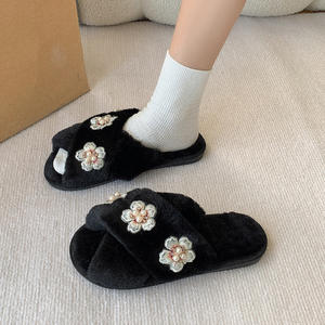 Pantuflas de Felpa con Perlas y Flores, Lindas y Modernas, Otoño-Invierno 2025 - Product Image 4