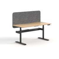 Bureau debout électrique réglable en hauteur avec plateau en bois grainé et écran d'intimité acoustique gris pour bureau à domicile moderne