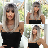 Perruque synthétique européenne et américaine de style star, fabriquée à la machine, résistante à la chaleur, sans colle, avec frange soignée, dégradé gris-blanc, ondulations profondes, nouvelle collection