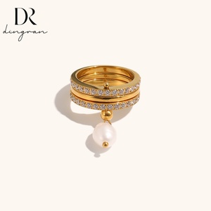 Cincin Wanita Dingran Ins Fashion Serbaguna Trendy Niche Sense Berlapis Baja Tahan Karat dengan Mutiara Berlapis Emas 18K dan Rumbai Berhiaskan Rhinestone. - Product Image 1