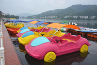 Vélo aquatique au design requin, pédalo flottant, croiseur aquatique, bateau de divertissement lacustre, embarcation aquatique récréative familiale