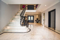 Escalier intérieur européen CBMmart, couleur noire, design en fer forgé, escalier en marbre blanc de luxe