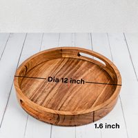 Plateau rond en bois d'acacia avec poignées pour servir des boissons et des aliments sur la table familiale dans le salon du bar