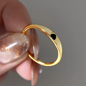 Bague Minimaliste en Or Plaqué 18K avec Cœur Noir Émaillé pour Femme – Idée Cadeau - Product Image 4