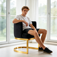 Fauteuil d'appoint contemporain en velours noir à accoudoirs incurvés avec base en métal doré poli pour chaises de salon