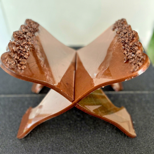 Support de Coran avec calligraphie arabe dorée et sculptures décoratives, support de présentation de livre islamique traditionnel - Product Image 1