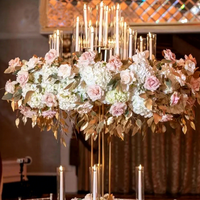 Grand chandelier en métal doré à 13 bras, porte-bougie et support à fleurs, pour décoration de mariages et centres de table de mariage, idéal pour fêtes et événements.